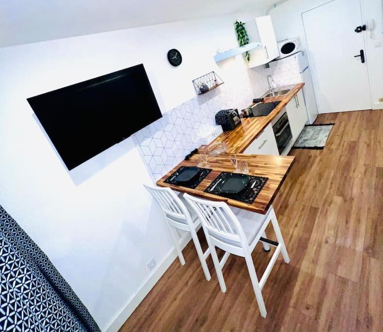 Joli Piece Entierement Renove Et Equipe Classe 2 Etoiles * Balaruc-les-Bains